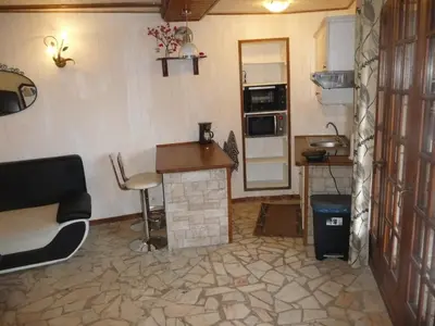 Cuisine ou kitchenette dans l'établissement Studio climatise avec piscine