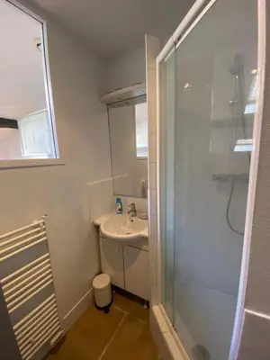 Salle de bains dans l'établissement Lovely studio in the 9th arrondissement near the quays