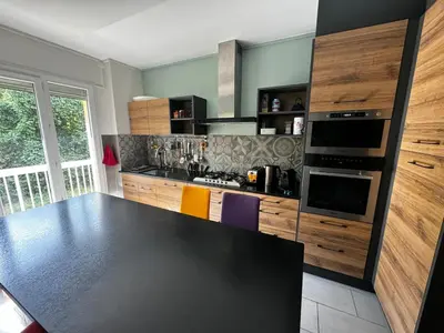 Cuisine ou kitchenette dans l'établissement Appartement Spacieux à Bron - 30' Groupama Stadium