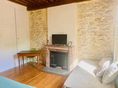 Télévision ou salle de divertissement dans l'établissement Superbe maison en pierre