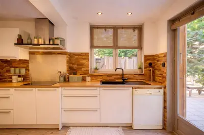 Cuisine ou kitchenette dans l'établissement - Chalet Cosy - Pleine nature