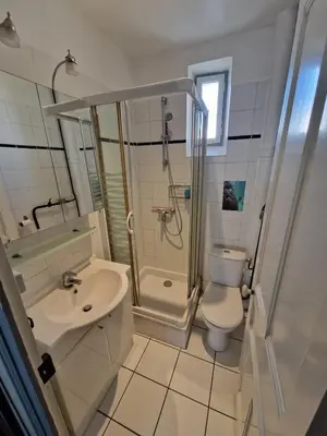 Salle de bains dans l'établissement Spacieux Duplex à Villeurbanne 6 Pers Tout Comfort