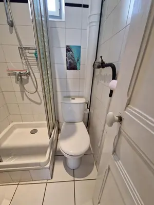Salle de bains dans l'établissement Spacieux Duplex à Villeurbanne 6 Pers Tout Comfort