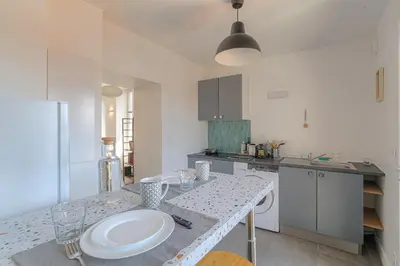 Cuisine ou kitchenette dans l'établissement Le Pipet - T2 avec terrasse, vue, à deux pas du théâtre antique