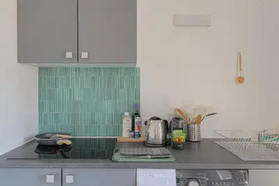 Cuisine ou kitchenette dans l'établissement Le Pipet - T2 avec terrasse, vue, à deux pas du théâtre antique