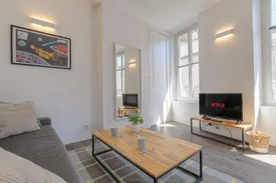 Télévision ou salle de divertissement dans l'établissement Le Pipet - T2 avec terrasse, vue, à deux pas du théâtre antique