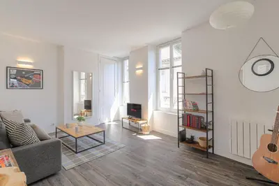 Télévision ou salle de divertissement dans l'établissement Le Pipet - T2 avec terrasse, vue, à deux pas du théâtre antique