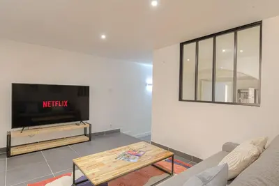 Télévision ou salle de divertissement dans l'établissement Le Siméon - T2 plein pied, cosy, au cœur de la zone piétonne