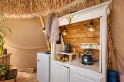 Cuisine ou kitchenette dans l'établissement BOHO LODGE - Nuit insolite - Romantique & Spa