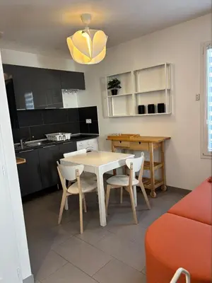 Cuisine ou kitchenette dans l'établissement Charmant studio St Priest Proche Université Lyon2