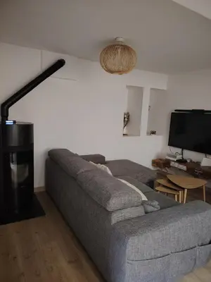 Télévision ou salle de divertissement dans l'établissement La Casa Beaujolaise