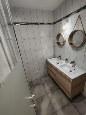 Salle de bains dans l'établissement La Casa Beaujolaise