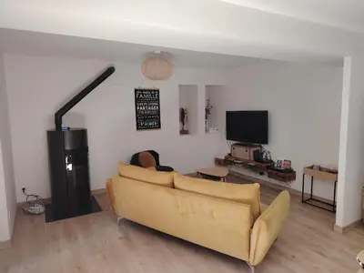 Télévision ou salle de divertissement dans l'établissement La Casa Beaujolaise