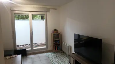 Télévision ou salle de divertissement dans l'établissement Air-conditioned 2 bedroom duplex apartment 5 people