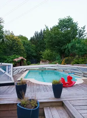 Piscine de l'établissement Maison familiale campagne piscine forêt ou située à proximité