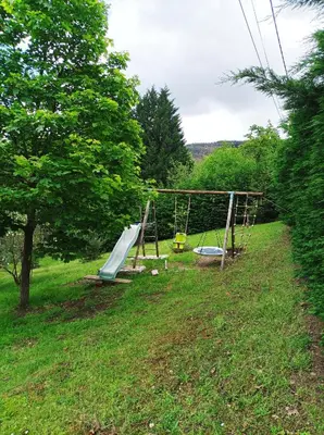 Aire de jeux pour enfants de l'établissement Maison familiale campagne piscine forêt