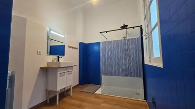 Salle de bains dans l'établissement Château Louis XI en Beaujolais