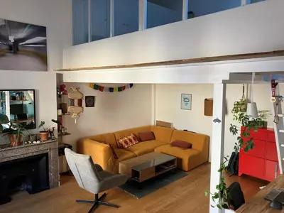 Coin salon dans l'établissement Atypical, calme et lumineux