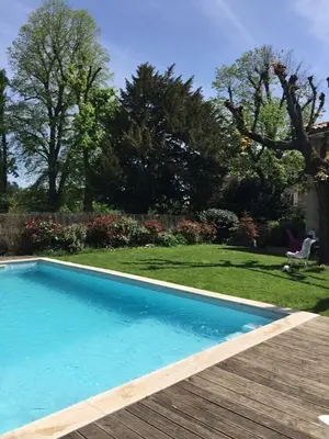 Piscine de l'établissement La Rose du Petit Bois ou située à proximité