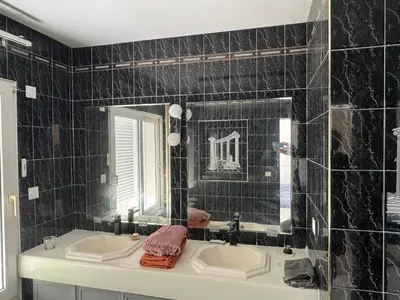 Salle de bains dans l'établissement Le Clos de MANVAL
