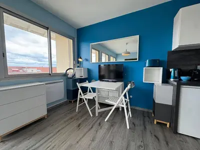 Télévision ou salle de divertissement dans l'établissement L'azur cosy studio Meyzieu