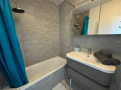 Salle de bains dans l'établissement L'azur cosy studio Meyzieu