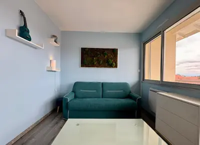 Coin salon dans l'établissement L'azur cosy studio Meyzieu