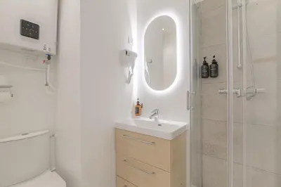 Salle de bains dans l'établissement L'Essentiel