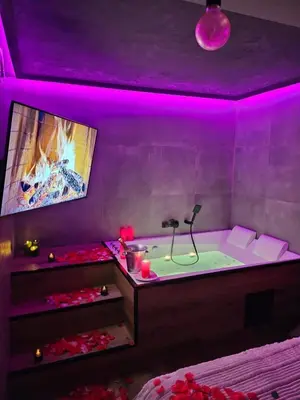 Télévision ou salle de divertissement dans l'établissement Ecrin des Alpes, Jacuzzi, Netflix, Ambiance chalet