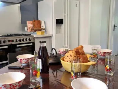 Cuisine ou kitchenette dans l'établissement Gîte confortable à Néronde pour 6 personnes avec Wifi et jardin - FR-1-496-357