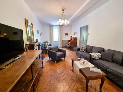 Coin salon dans l'établissement Gîte confortable à Néronde pour 6 personnes avec Wifi et jardin - FR-1-496-357
