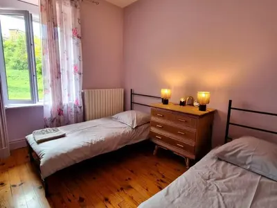 Un ou plusieurs lits dans un hébergement de l'établissement Gîte confortable à Néronde pour 6 personnes avec Wifi et jardin - FR-1-496-357