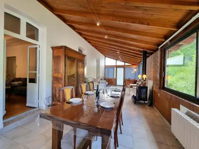 Coin salon dans l'établissement Gîte confortable à Néronde pour 6 personnes avec Wifi et jardin - FR-1-496-357