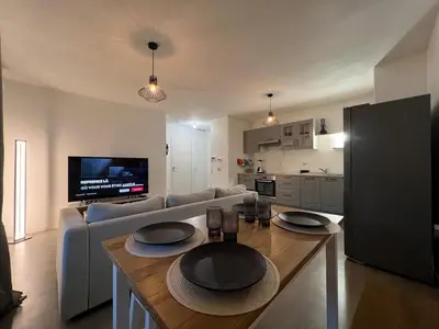Cuisine ou kitchenette dans l'établissement T2 moderne avec terrasse, proche de Lyon