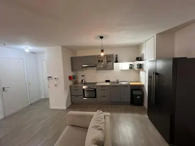 Cuisine ou kitchenette dans l'établissement T2 moderne avec terrasse, proche de Lyon