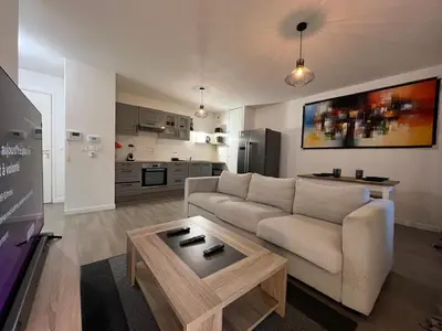Cuisine ou kitchenette dans l'établissement T2 moderne avec terrasse, proche de Lyon