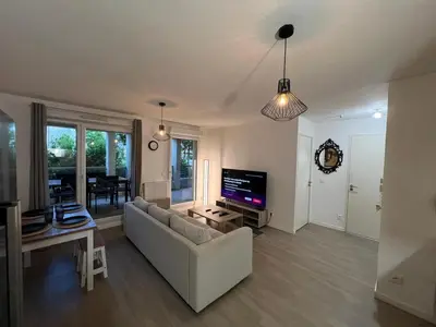 Télévision ou salle de divertissement dans l'établissement T2 moderne avec terrasse, proche de Lyon