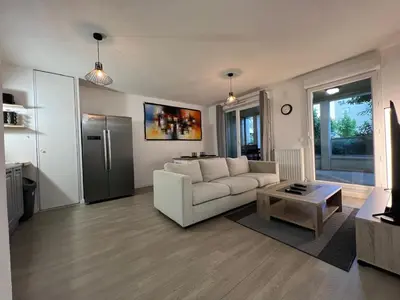 Coin salon dans l'établissement T2 moderne avec terrasse, proche de Lyon