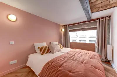 Un ou plusieurs lits dans un hébergement de l'établissement Le Velours 2 bedrooms 4 beds central