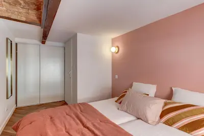 Un ou plusieurs lits dans un hébergement de l'établissement Le Velours 2 bedrooms 4 beds central