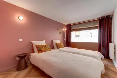 Un ou plusieurs lits dans un hébergement de l'établissement Le Velours 2 bedrooms 4 beds central