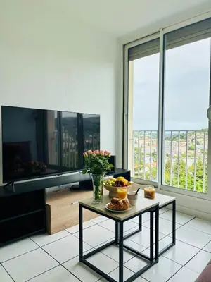 Télévision ou salle de divertissement dans l'établissement T3 lumineux, parking privé, calme, jolie vue