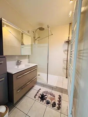 Salle de bains dans l'établissement T3 lumineux, parking privé, calme, jolie vue