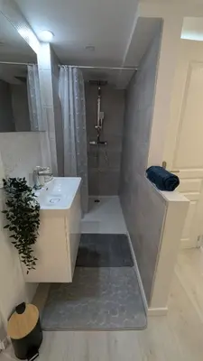 Salle de bains dans l'établissement Les Loges de la Gallée