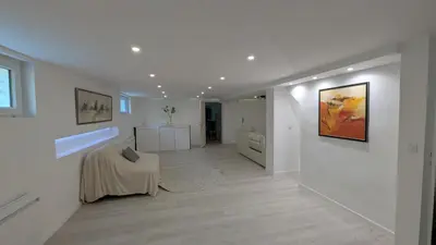 Télévision ou salle de divertissement dans l'établissement Les Loges de la Gallée