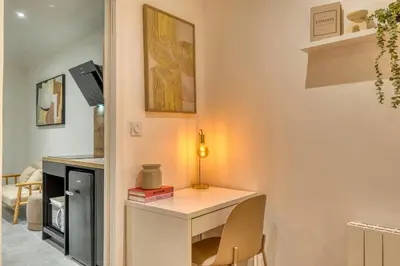 Télévision ou salle de divertissement dans l'établissement Le Bois Doré - Cosy - Sainte-Foy-Les-Lyon