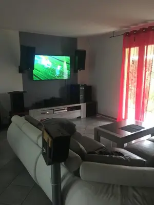 Télévision ou salle de divertissement dans l'établissement MAISON PRIVÉE AVEC PISCINe