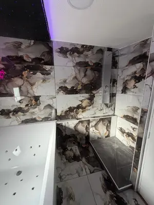 Salle de bains dans l'établissement Maison avec jacuzzi