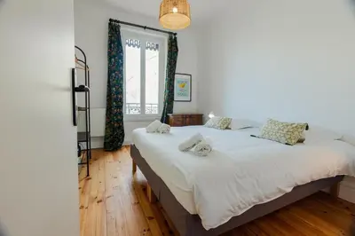 Un ou plusieurs lits dans un hébergement de l'établissement Maison avec jacuzzi