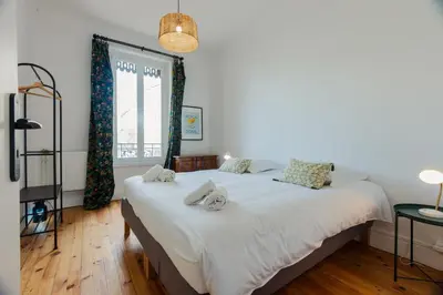 Un ou plusieurs lits dans un hébergement de l'établissement Maison avec jacuzzi